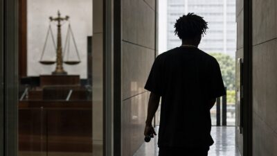 Artista deixa corredor de tribunal após decisão judicial