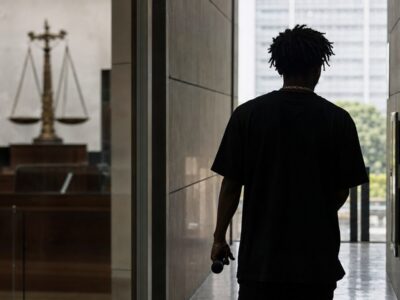 Artista deixa corredor de tribunal após decisão judicial