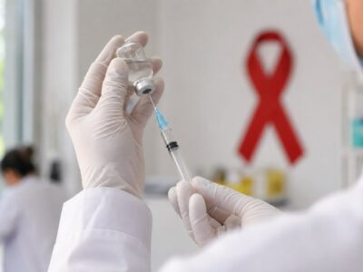 Profissional de saúde prepara medicamento injetável de longa duração contra o HIV