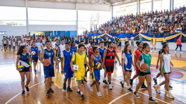 Camaçari abre os Jogos Escolares 2026 com mais de 4,5 mil estudantes<span style='display:block;font-size:0.55em;font-weight:400;line-height:1.35;color:#555;margin-top:10px'>Cerimônia de abertura acontece no dia 18 de agosto, no ginásio da Cidade do Saber, reunindo 51 escolas da rede municipal.</span>