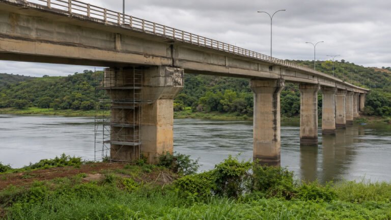 Dnit declara emergência em ponte da BR-030 na Bahia e laudo aponta risco de colapso<span style='display:block;font-size:0.55em;font-weight:400;line-height:1.35;color:#555;margin-top:10px'>Estrutura sobre o Rio Gongoji, em Dário Meira, apresenta danos graves; relatório recomenda interdição total do tráfego.</span>