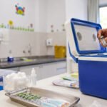 Profissional de saúde prepara atendimento de vacinação em Salvador