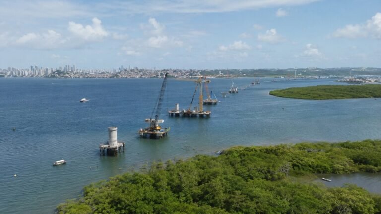 MPF abre inquérito para apurar possível fracionamento do licenciamento da Ponte Salvador-Itaparica<span style='display:block;font-size:0.55em;font-weight:400;line-height:1.35;color:#555;margin-top:10px'>Investigação analisa a conversão da licença do Estaleiro São Roque do Paraguaçu e a divisão do licenciamento dos canteiros em Maragogipe, Salvador e Vera Cruz.</span>