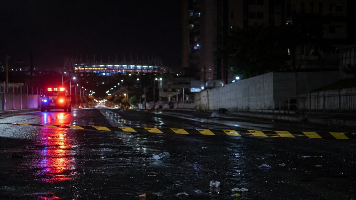 Viatura e isolamento policial em avenida de Salvador após violência entre torcidas