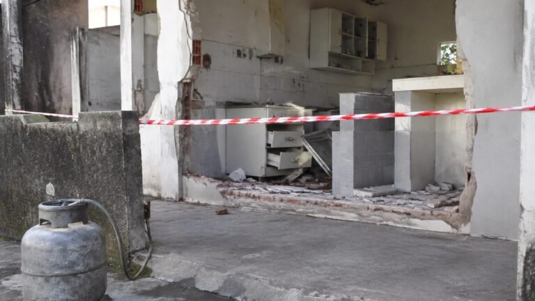 Morre no HGE uma das vítimas da explosão de gás que atingiu três casas em Santo Antônio de Jesus<span style='display:block;font-size:0.55em;font-weight:400;line-height:1.35;color:#555;margin-top:10px'>Diana Guimarães, de 42 anos, não resistiu aos ferimentos seis dias após o acidente; duas crianças seguem em tratamento.</span>