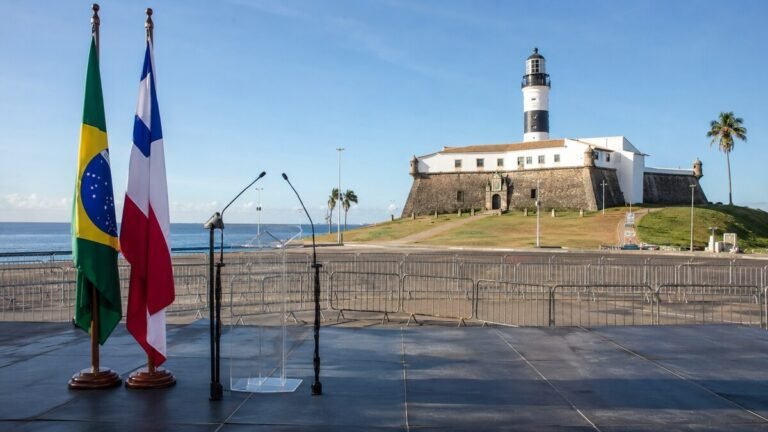 Palco político preparado em Salvador para agenda presidencial