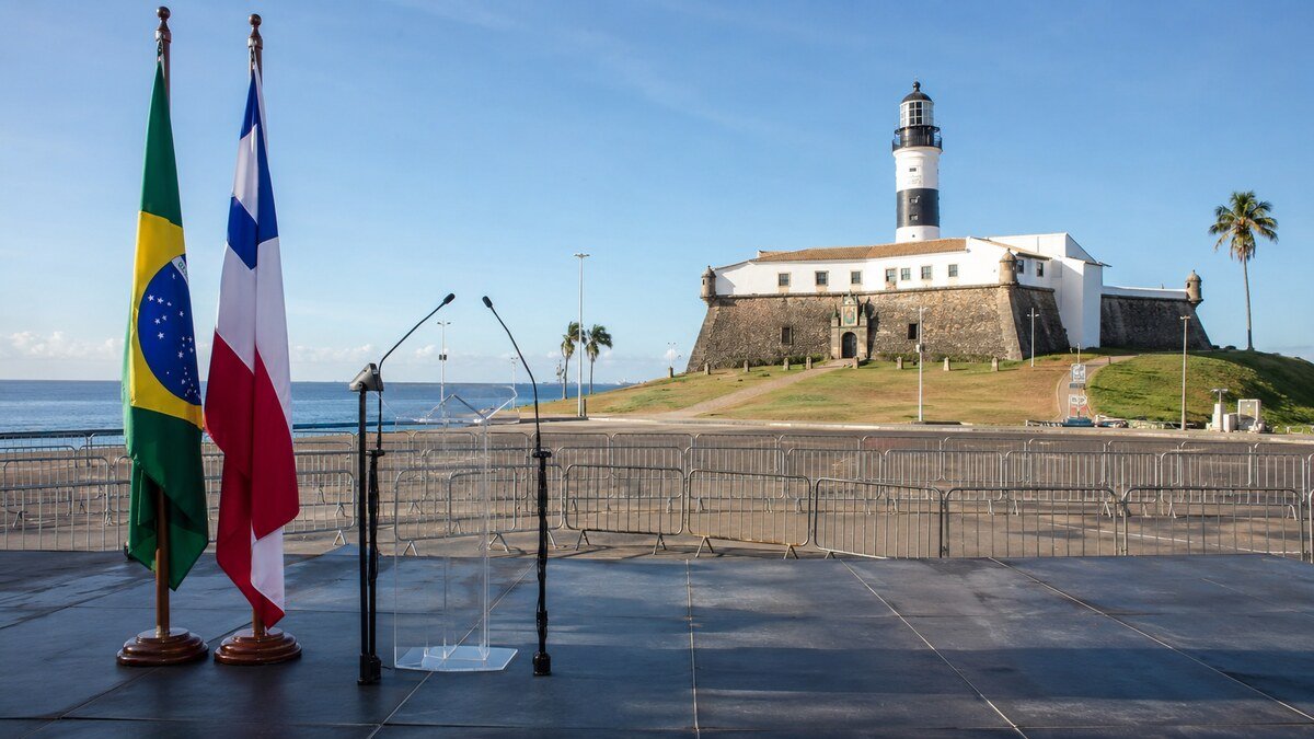 Palco político preparado em Salvador para agenda presidencial