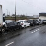 Engavetamento envolvendo caminhão, ônibus e automóveis em rodovia