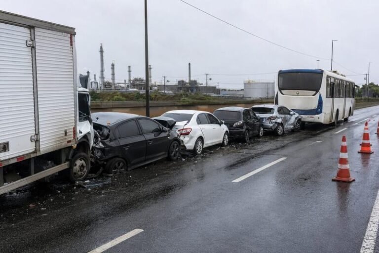 Engavetamento envolvendo caminhão, ônibus e automóveis em rodovia