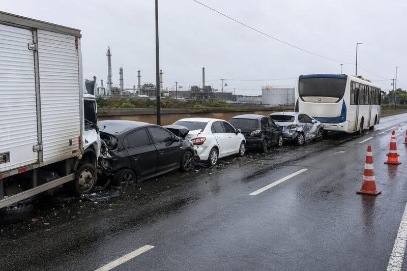Engavetamento envolvendo caminhão, ônibus e automóveis em rodovia
