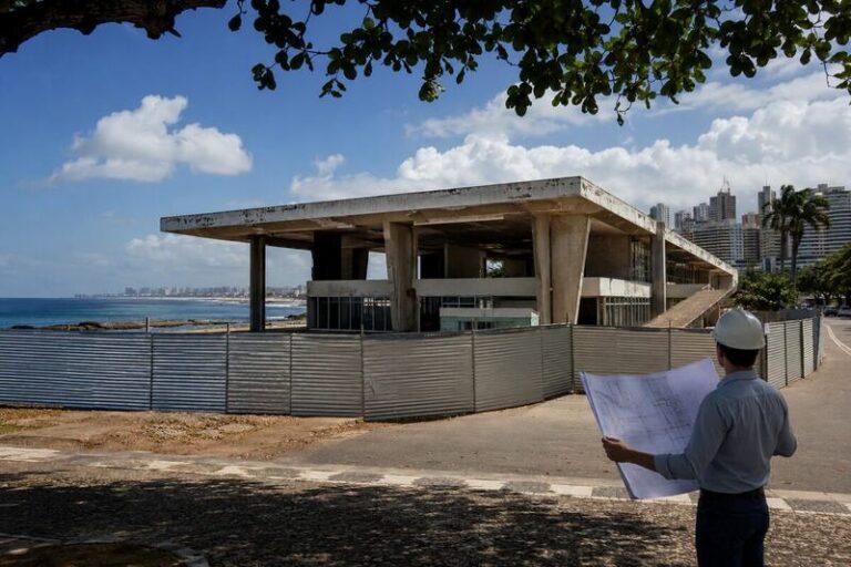 Antigo Centro de Convenções da Bahia cercado para futura reurbanização