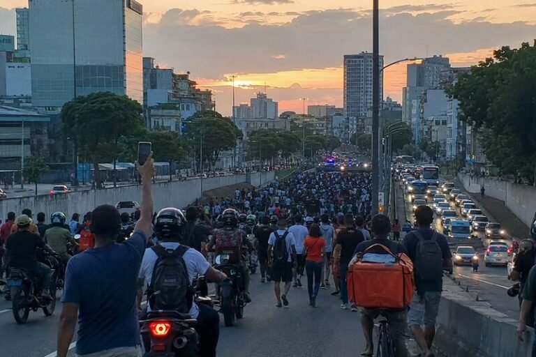 Moradores protestam contra ação policial no Nordeste de Amaralina e trânsito trava na Juracy Magalhães<span style='display:block;font-size:0.55em;font-weight:400;line-height:1.35;color:#555;margin-top:10px'>Ato reuniu moradores, mototaxistas e entregadores de aplicativo durante a ocupação policial iniciada no complexo no começo da semana.</span>