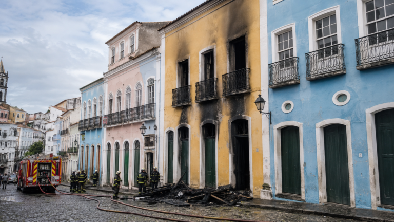 Incêndio atinge casarão no Pelourinho e quatro famílias deixam o imóvel<span style='display:block;font-size:0.55em;font-weight:400;line-height:1.35;color:#555;margin-top:10px'>Prédio de quatro andares na Rua da Oração sofreu dano estrutural; Sedur e Codesal fazem avaliação conjunta nesta segunda-feira (31).</span>