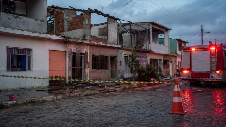 Morre segunda vítima da explosão de botijão que atingiu três casas em Santo Antônio de Jesus<span style='display:block;font-size:0.55em;font-weight:400;line-height:1.35;color:#555;margin-top:10px'>Adolescente de 14 anos estava internada desde 19 de agosto; a mãe dela morreu na semana passada e o sepultamento ocorre nesta segunda (31).</span>