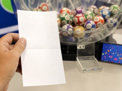 Bilhete genérico e globo de sorteio representam prêmio da Mega-Sena