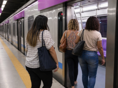 Mulheres embarcam em vagão preferencial do metrô durante a campanha Agosto Lilás