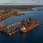 Vista aérea de terminal portuário de minério com navio graneleiro em Ilhéus