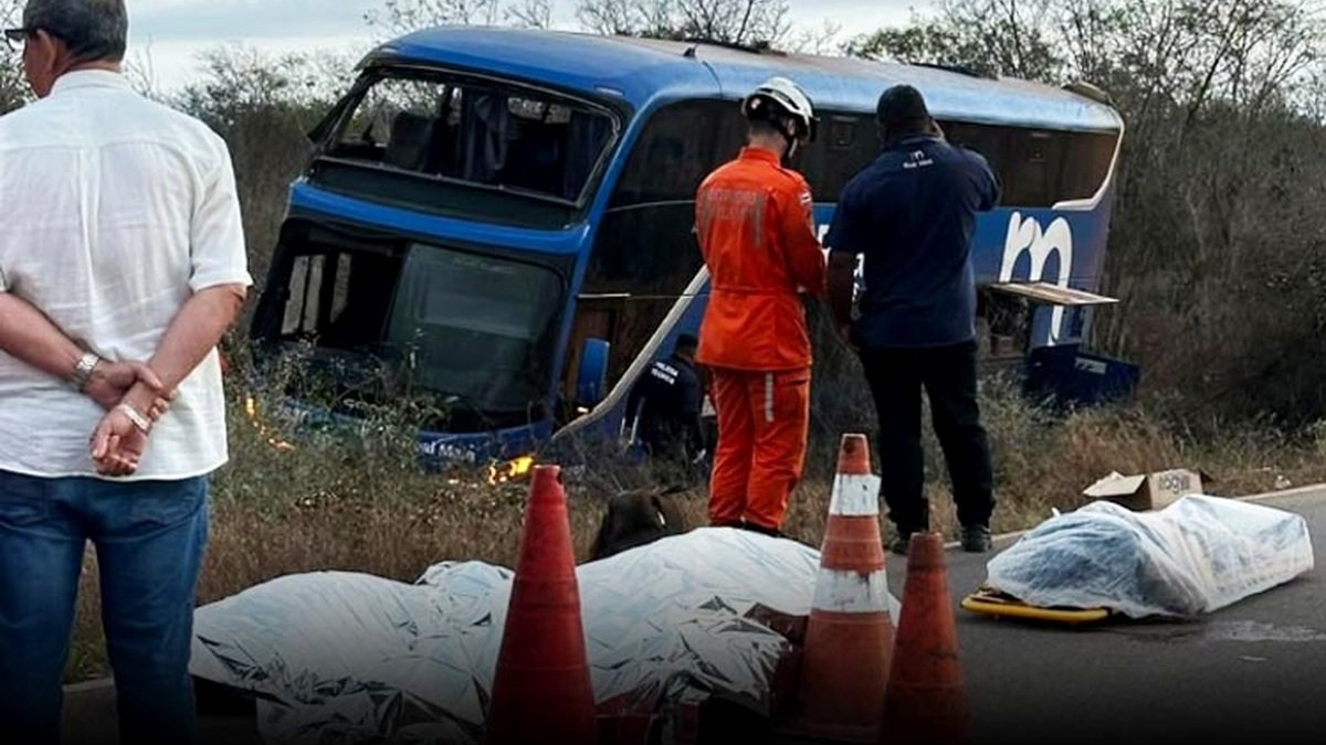 Ônibus da Real Maia tombado na BR-122, na Chapada Diamantina