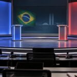Estúdio preparado para debate presidencial com púlpitos vazios