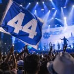 Bandeira com o número 44 é erguida durante show em Salvador