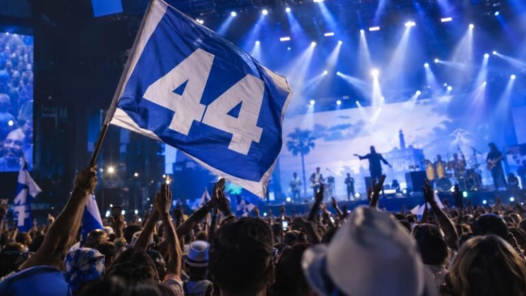 Bandeira com o número 44 é erguida durante show em Salvador
