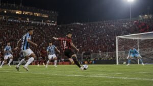 Vitória enfrenta o Grêmio no Barradão pelo Campeonato Brasileiro
