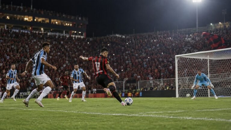 Vitória x Grêmio: Renê marca, Leão vence por 1 a 0 no Barradão e abre sete pontos do Z-4<span style='display:block;font-size:0.55em;font-weight:400;line-height:1.35;color:#555;margin-top:10px'>Gol de cabeça aos 17 minutos do segundo tempo encerra série de quatro derrotas e leva o Rubro-Negro aos 32 pontos na Série A.</span>