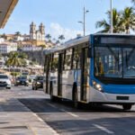 Ônibus urbano de Salvador próximo a posto de combustível