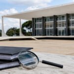 Fachada do STF e documentos simbolizam relatório da Polícia Federal