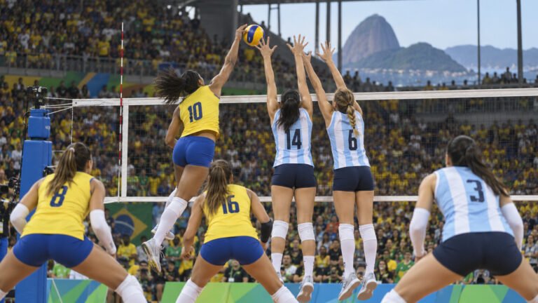 Brasil x Argentina no vôlei feminino decide vaga olímpica neste domingo; veja horário e onde assistir<span style='display:block;font-size:0.55em;font-weight:400;line-height:1.35;color:#555;margin-top:10px'>Seleção brasileira enfrenta as argentinas às 12h, no Maracanãzinho, pela última rodada do Sul-Americano, que vale vaga direta em Los Angeles 2028.</span>