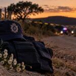 Boné e uniforme de guarda municipal em estrada rural de Uibaí