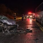 Carro e ônibus envolvidos em acidente noturno na BA-131