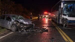 Carro e ônibus envolvidos em acidente noturno na BA-131