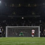 Bola passa acima do gol após cobrança de pênalti em estádio
