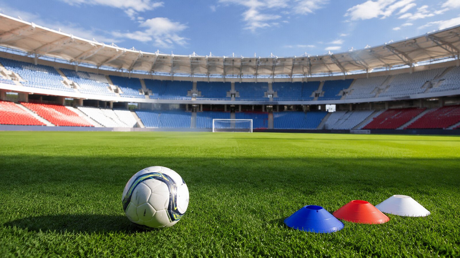 Bola e cones em campo de futebol simbolizam a chegada de Lautaro López ao Bahia