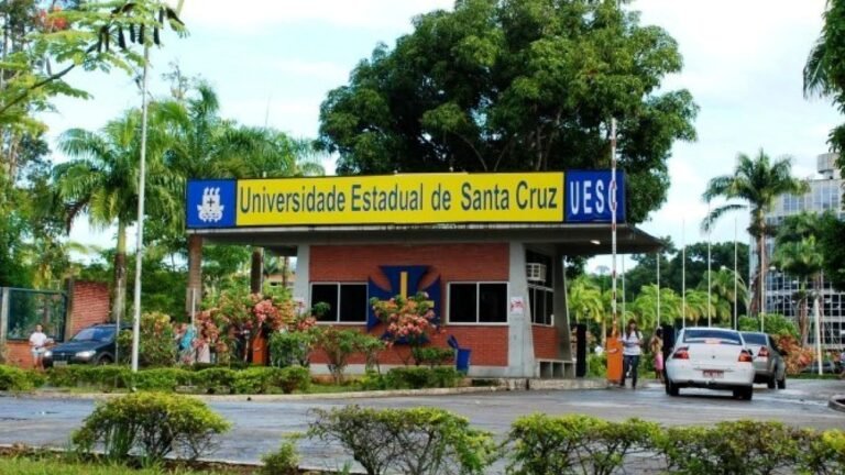 Três estudantes são hospitalizados após termômetro de mercúrio quebrar na Uesc<span style='display:block;font-size:0.55em;font-weight:400;line-height:1.35;color:#555;margin-top:10px'>Acidente ocorreu durante aula prática de Química; uma aluna recebeu alta e dois estudantes permaneceram em observação.</span>