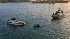 Lancha, moto aquática e embarcação de fiscalização na Baía de Aratu