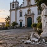 Imagem de Nossa Senhora das Graças danificada no adro de uma igreja