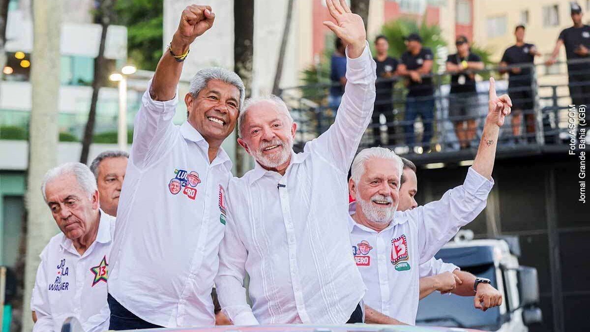 Lula e Jerônimo Rodrigues durante caminhada em Salvador