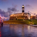 Farol da Barra durante operação policial contra tráfico e extorsão