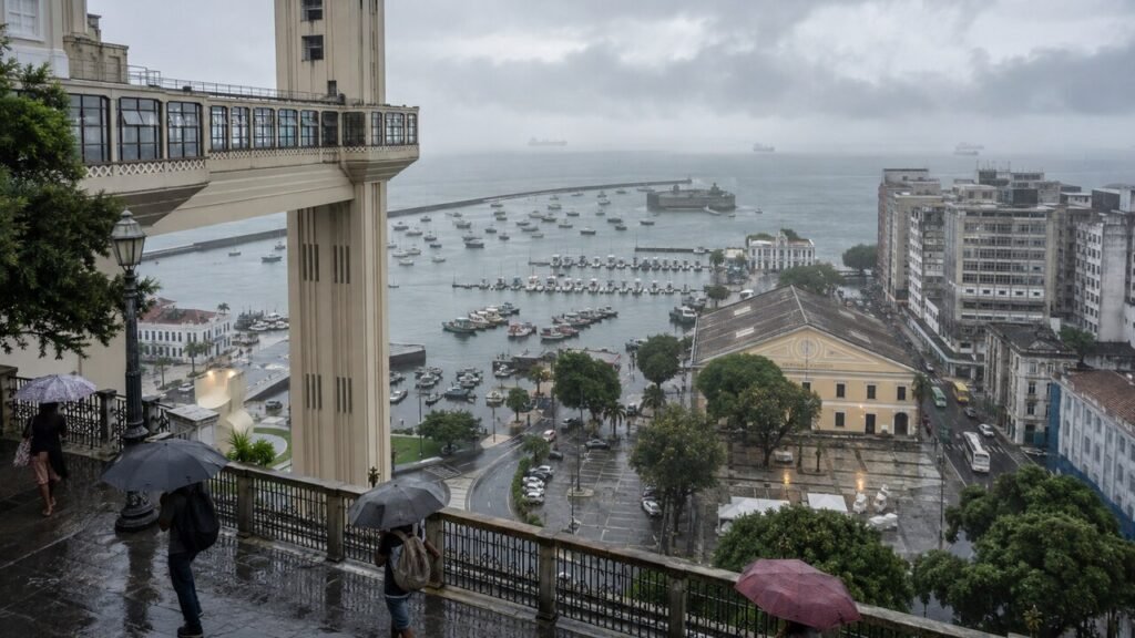 Chuva sobre o Elevador Lacerda e a Baía de Todos-os-Santos
