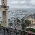 Chuva sobre o Elevador Lacerda e a Baía de Todos-os-Santos