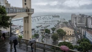 Chuva sobre o Elevador Lacerda e a Baía de Todos-os-Santos
