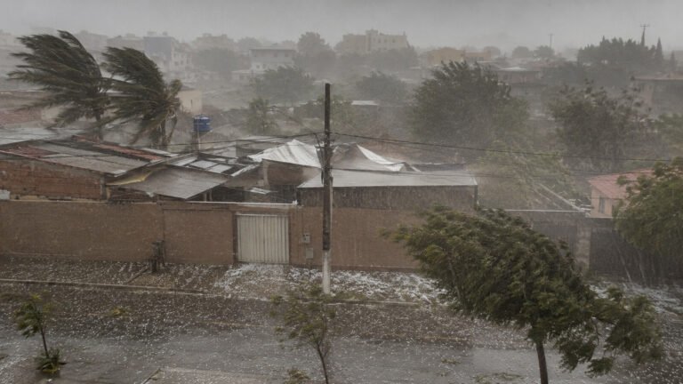 Granizo e ventania atingem bairros de Vitória da Conquista