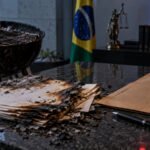 Documentos parcialmente queimados recolhidos durante investigação da Polícia Federal