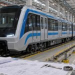 Novo trem de metrô em pátio industrial com projetos de engenharia