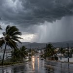 Tempestade com chuva forte e raios no sul da Bahia