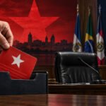 Cartão partidário vermelho sendo retirado de plenário municipal