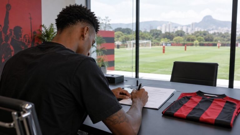 Jogador de futebol assina contrato ao lado de camisa rubro-negra