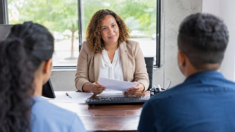 Atendimento profissional simboliza vagas de emprego oferecidas pelo SineBahia